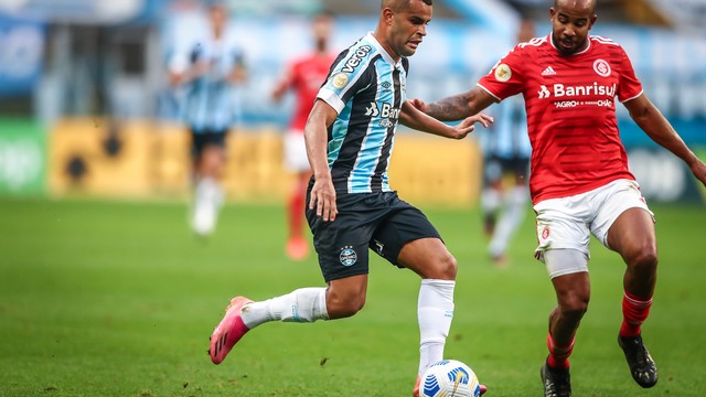 Sem gols e em crise, Grêmio e Inter empatam em clássico morno