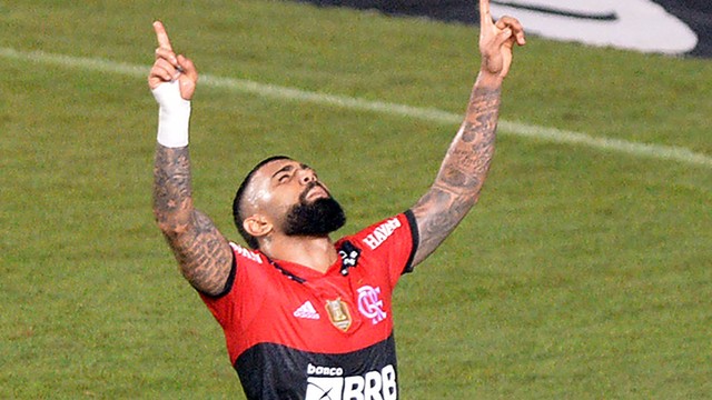 Com 3 de Gabriel, Flamengo goleia Bahia fora e sobe no Brasileirão