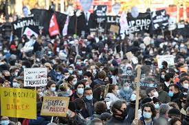 NA CONTRAMÃO: Manifestantes na França protestam contra projeto de lei que força vacinação