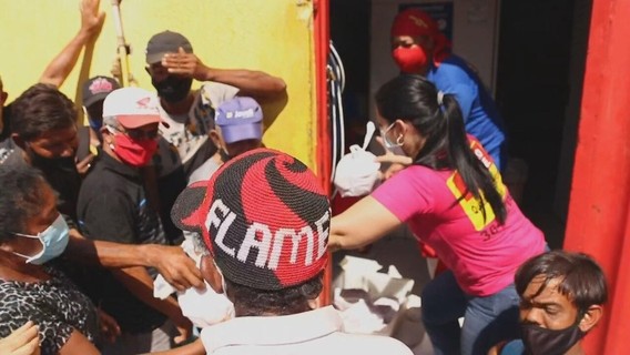 FANTÁSTICO:  Fome se alastra pelo Brasil, inclusive em MT onde fila enorme se forma para catar ossos que são roídos ali mesmo  ainda crus, se emociona dona de açougue