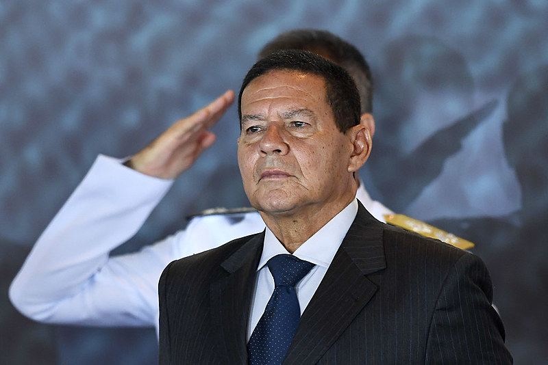 Ausente em ato militar, Mourão viu participação como inadequada