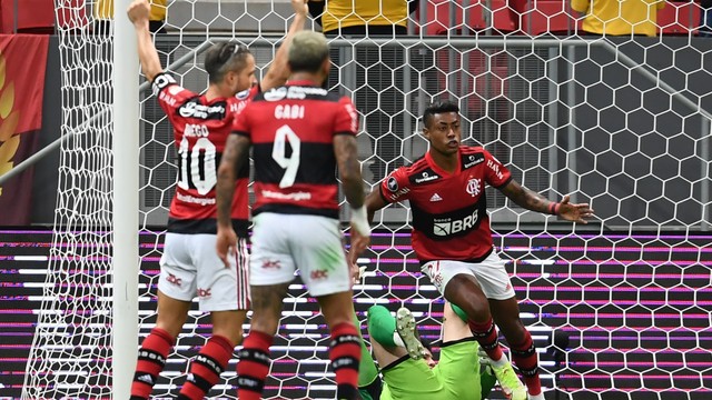 Diante de torcida em Brasília, Fla goleia de novo e vai à semi da Libertadores