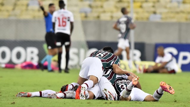 São Paulo perde para Fluminense e fica perto da zona da degola no Brasileirão