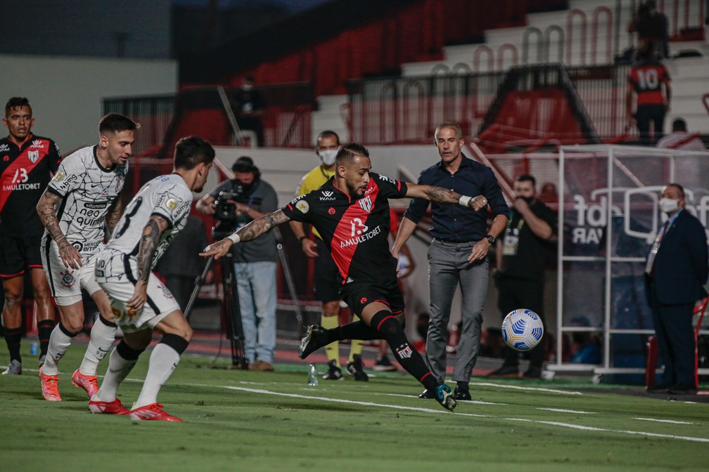 Sem Willian, Corinthians empata com Atlético-GO em jogo com polêmica do VAR