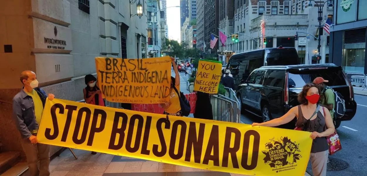 VERGONHA: Alvo de protesto, Bolsonaro chega a Nova York e entra em hotel pelos fundos