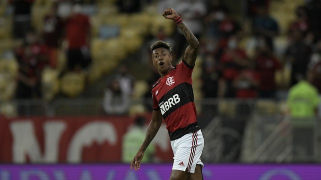 Bruno Henrique resolve no 1º tempo, Fla bate Barcelona e abre vantagem em semi