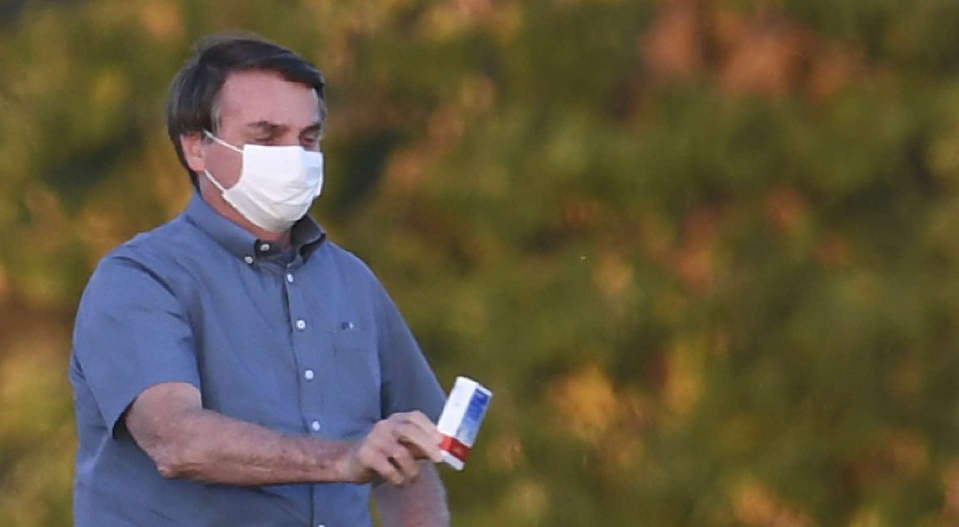 Defensor do atraso, Bolsonaro retirou homenagem a pesquisador que se apôs à cloroquina para tratar covid; comunidade científica repudia atitude