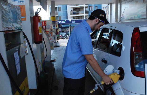 VIROU O DISCO? Bolsonaro deixou de culpar governadores e o ICMS pelos aumentos da gasolina e agora critica apenas a Petrobras, mas não obriga estatal abaixar os preços 