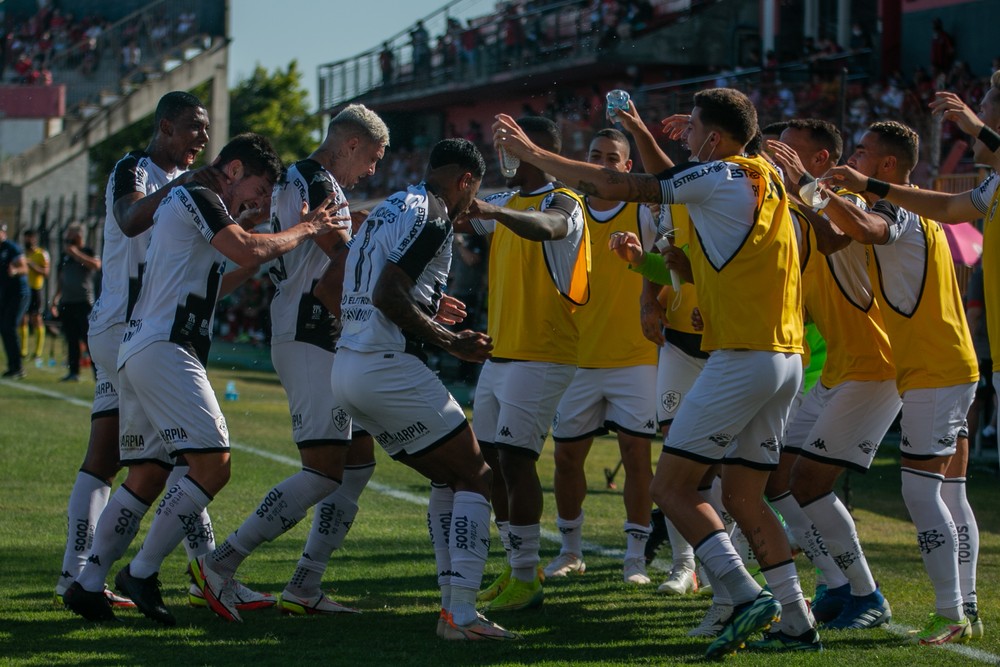 Botafogo vence Brasil, conta com tropeço do Coritiba e é bicampeão da Série B