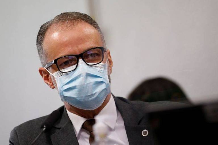 NA MIRA DO NEGACIONISMO: Falas de Bolsonaro incentivam crimes contra a Anvisa e estimulam grupos antivacina,  diz almirante Barra Torres, 