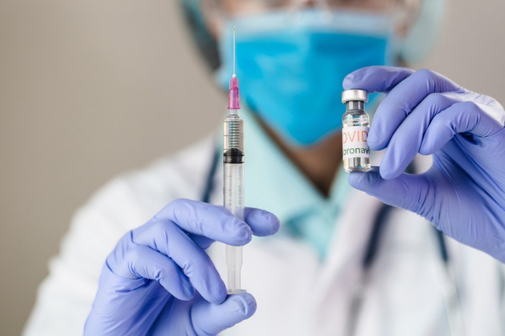 DEFESA DA SAÚDE: No combate ao negacionismo e à antivacina, Mauro Mendes toma 3ª dose e incentiva população a se imunizar contra Covid